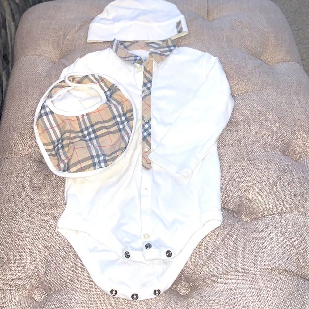 Burberry boys 12 mo white long sleeve bib hat set